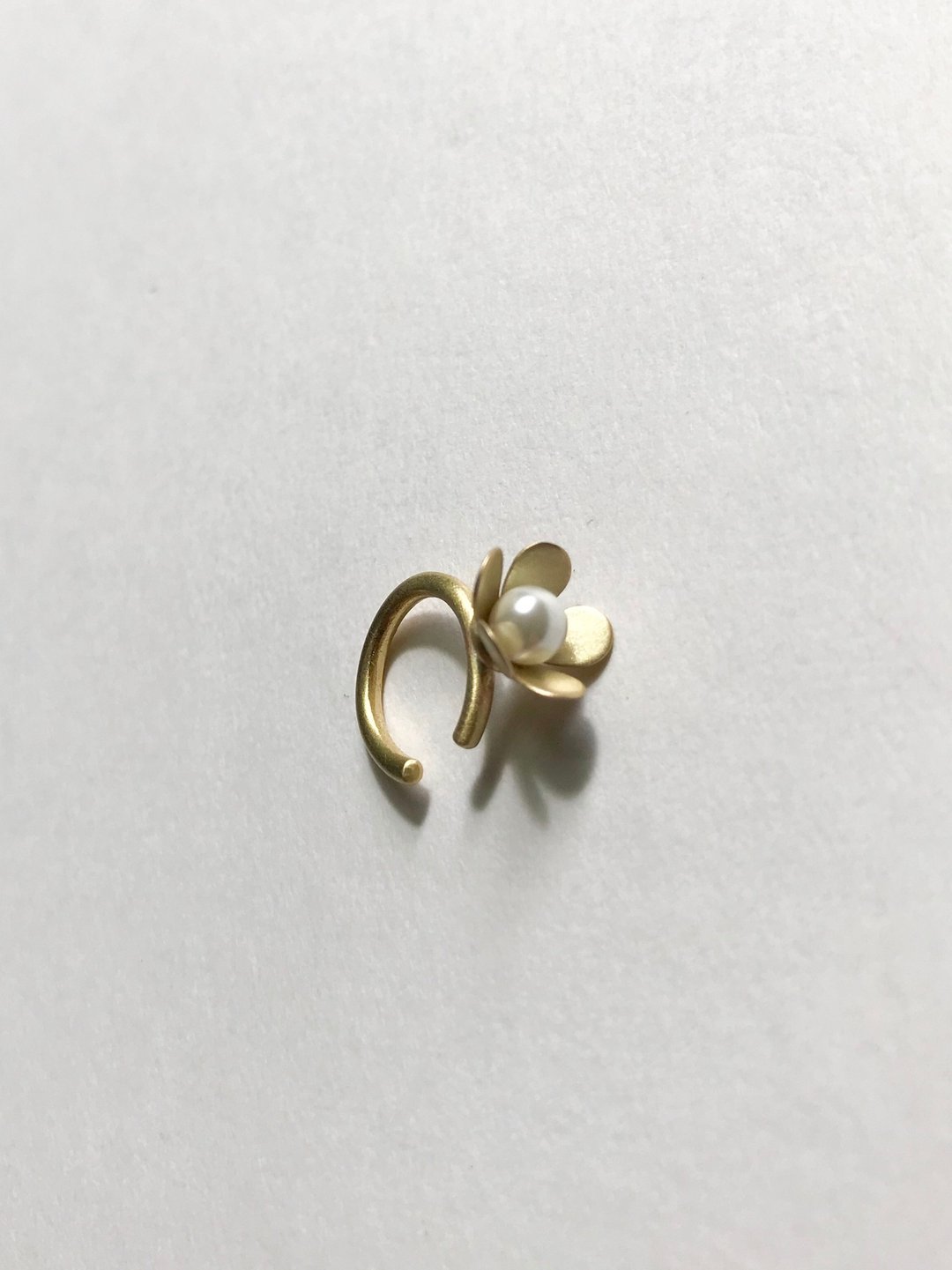 La Fleur Earcuff 小花耳骨扣 - 耳环/耳夹 - 铜/黄铜 金色