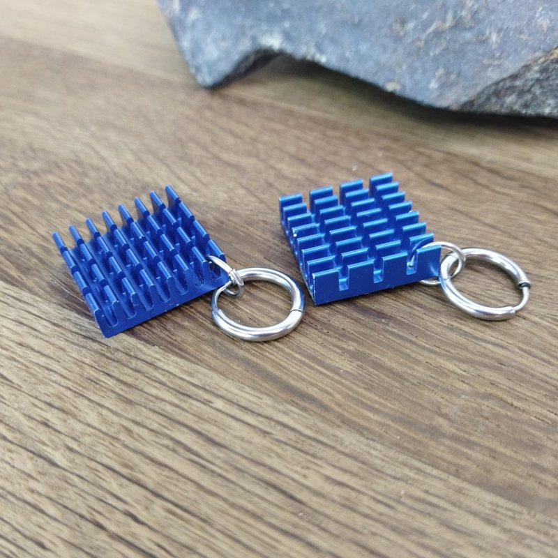 霓虹蓝赛博朋克耳环。 未来派耳环回收。 科幻耳环 - 耳环/耳夹 - 其他金属 蓝色