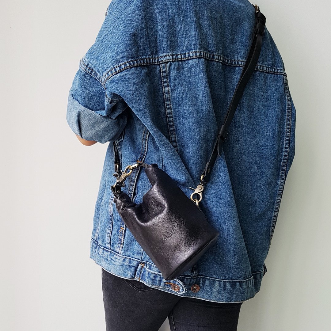 GENUINE LEATHER MINI ROLL TOP BUCKET CHEST BAG (2L)  - A37S - 束口袋双肩包 - 真皮 黑色