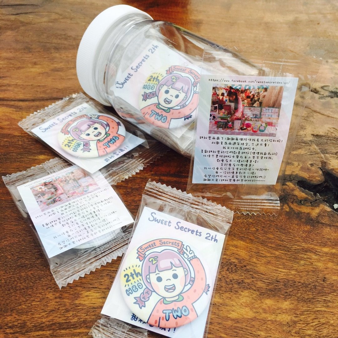 满额赠品 - 两周年限量VIP甜粉卡徽章 - 徽章/别针 - 塑料 
