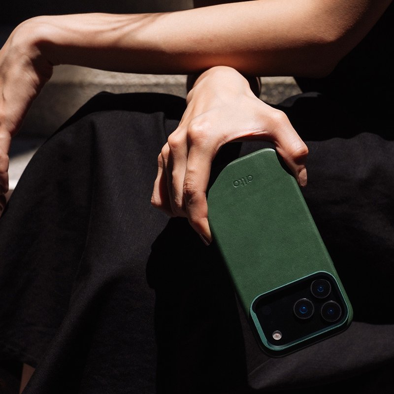 磁吸支架皮革手机壳 iPhone 17 系列 — 森林绿 - 手机壳/手机套 - 真皮 黑色