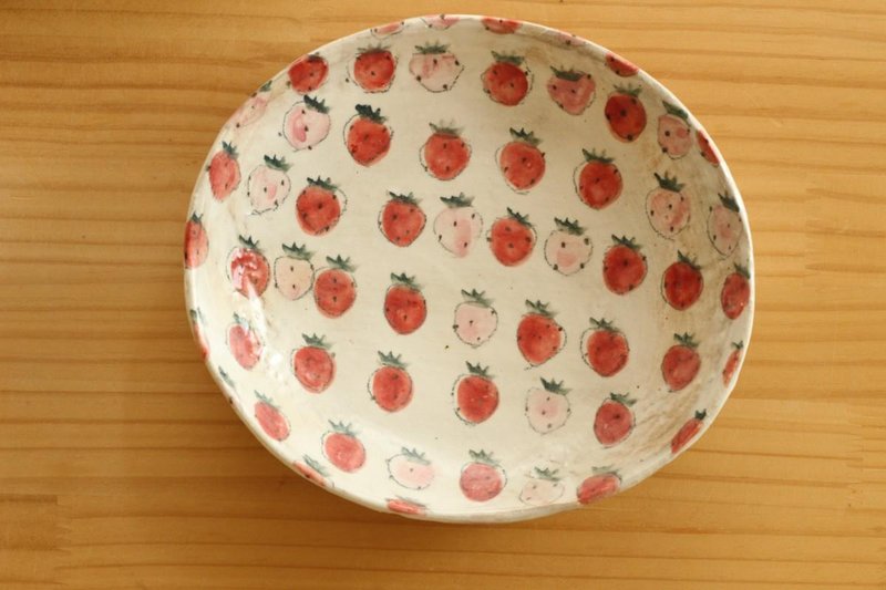 Olive dish full of dusting strawberries. - 浅碟/小碟子 - 陶 红色