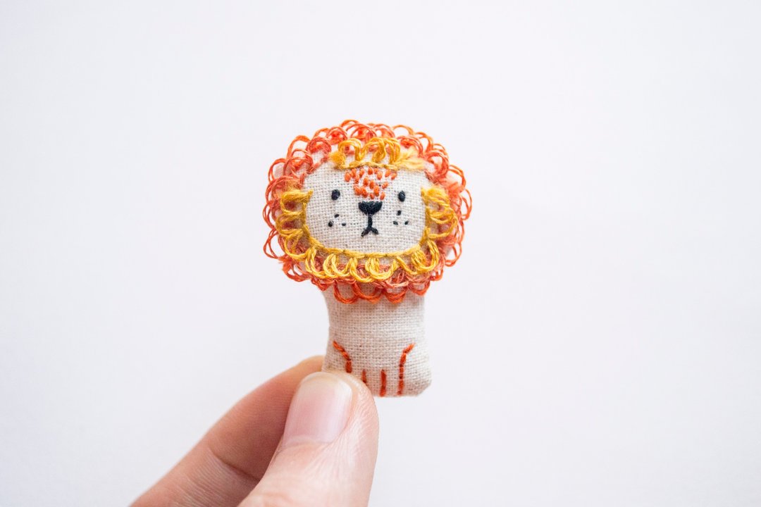 獅子胸針 Manely Lion mini brooch pin - 胸针 - 棉 多色