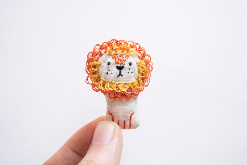 獅子胸針 Manely Lion mini brooch pin - 胸针 - 棉．麻 多色