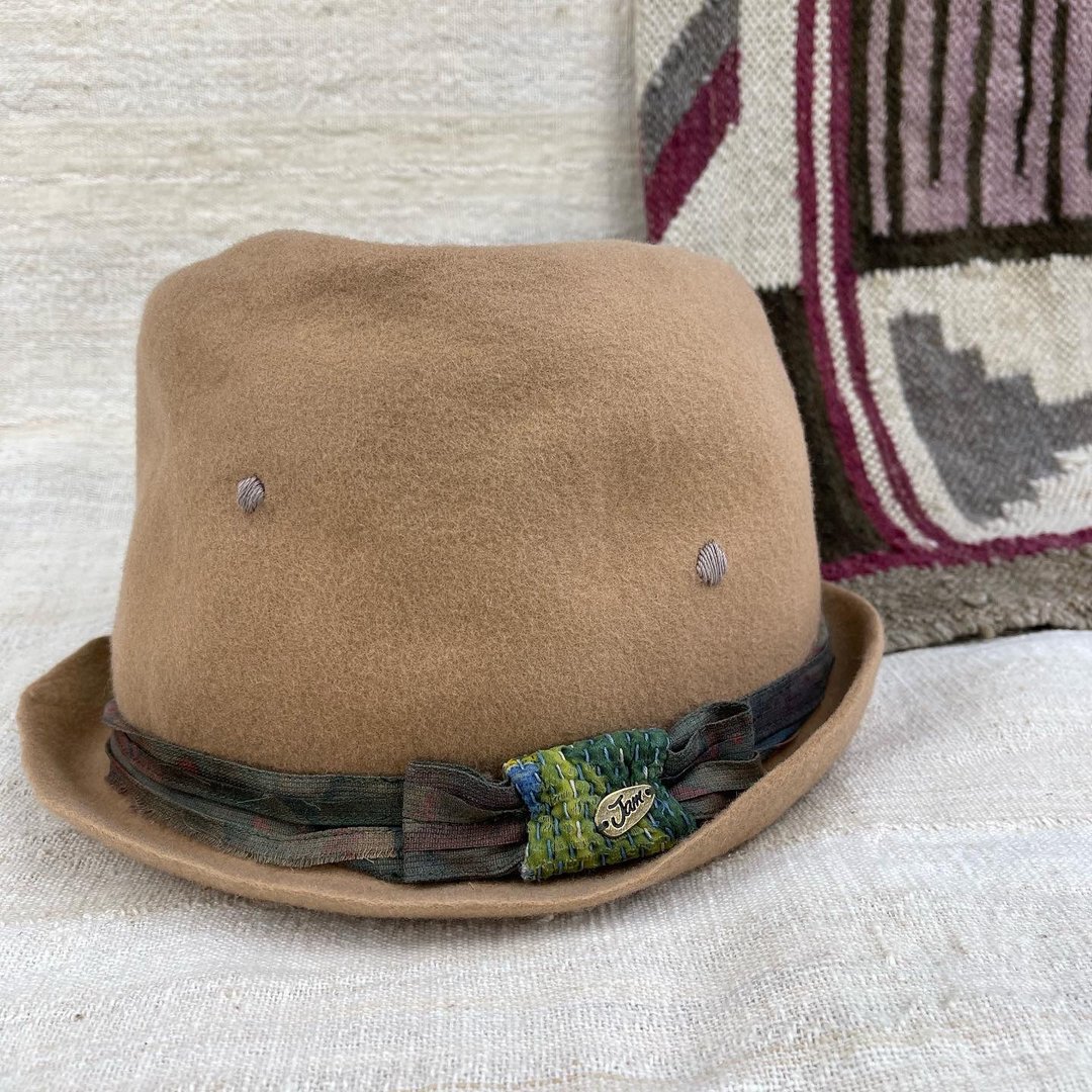 手繪帯子 印度傳統布 RalliQuilt 手工刺繡的點狀 POTATO帽子 - 帽子 - 羊毛 卡其色