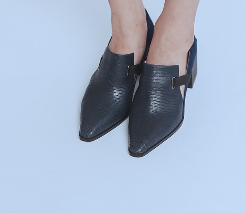 侧边角状篓空 绷带装饰真皮粗跟鞋 蓝 - 高跟鞋 - 真皮 蓝色