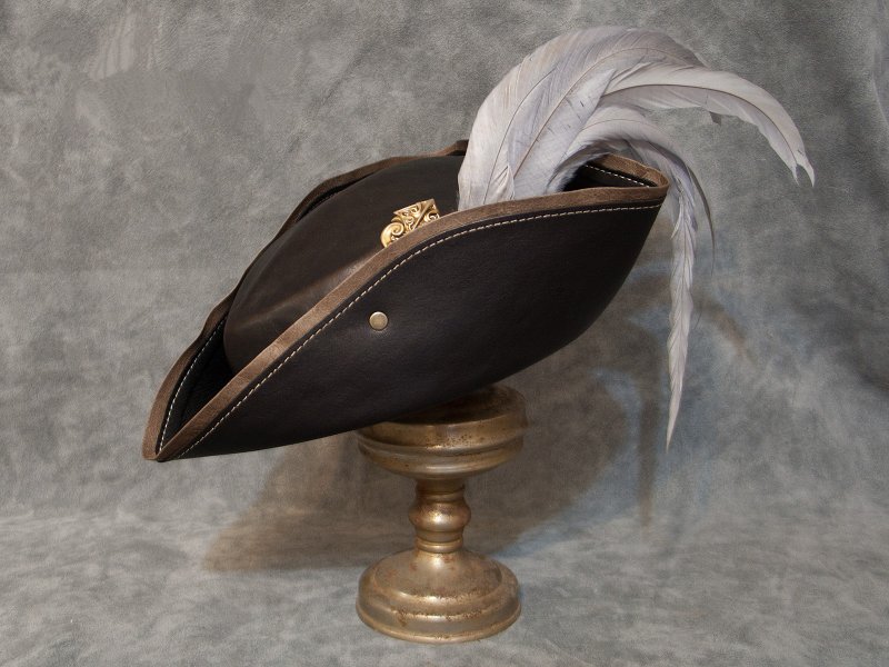 Lady Maria leather hat v.2 inspired Bloodborne / hat with feathers / tricorne - 帽子 - 真皮 咖啡色