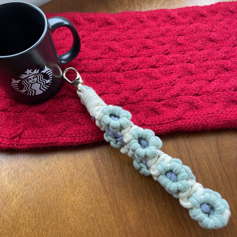 MUMU 手编奶绿小花手机挂绳 附赠一片手机透明垫片 - 挂绳/吊绳 - 棉．麻 