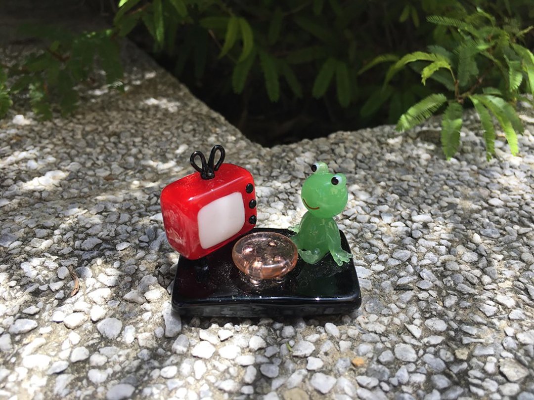 手工玻璃 青蛙看电视 - 摆饰 - 玻璃 