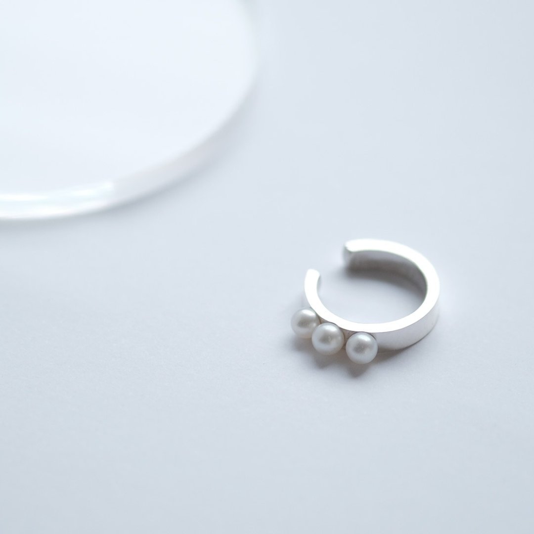 Pearl Ear Cuff Silver 925 - 耳环/耳夹 - 其他金属 灰色