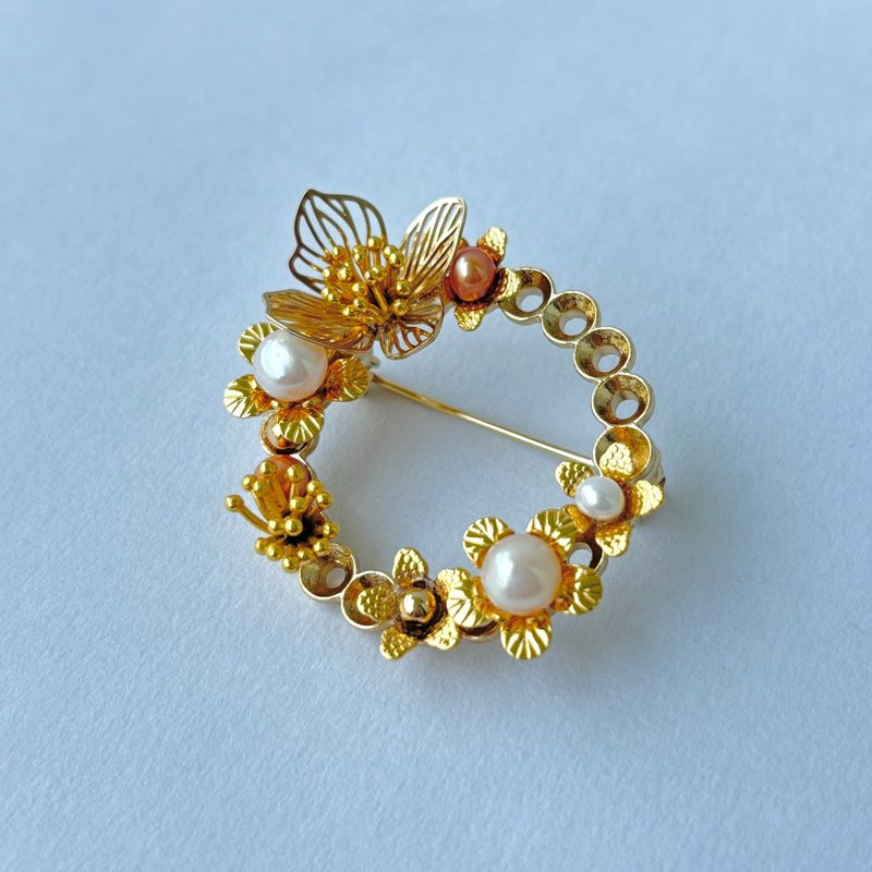 淡水珍珠黄铜花环 x 包金配件 胸针 轻珠宝 - 胸针 - 珍珠 金色
