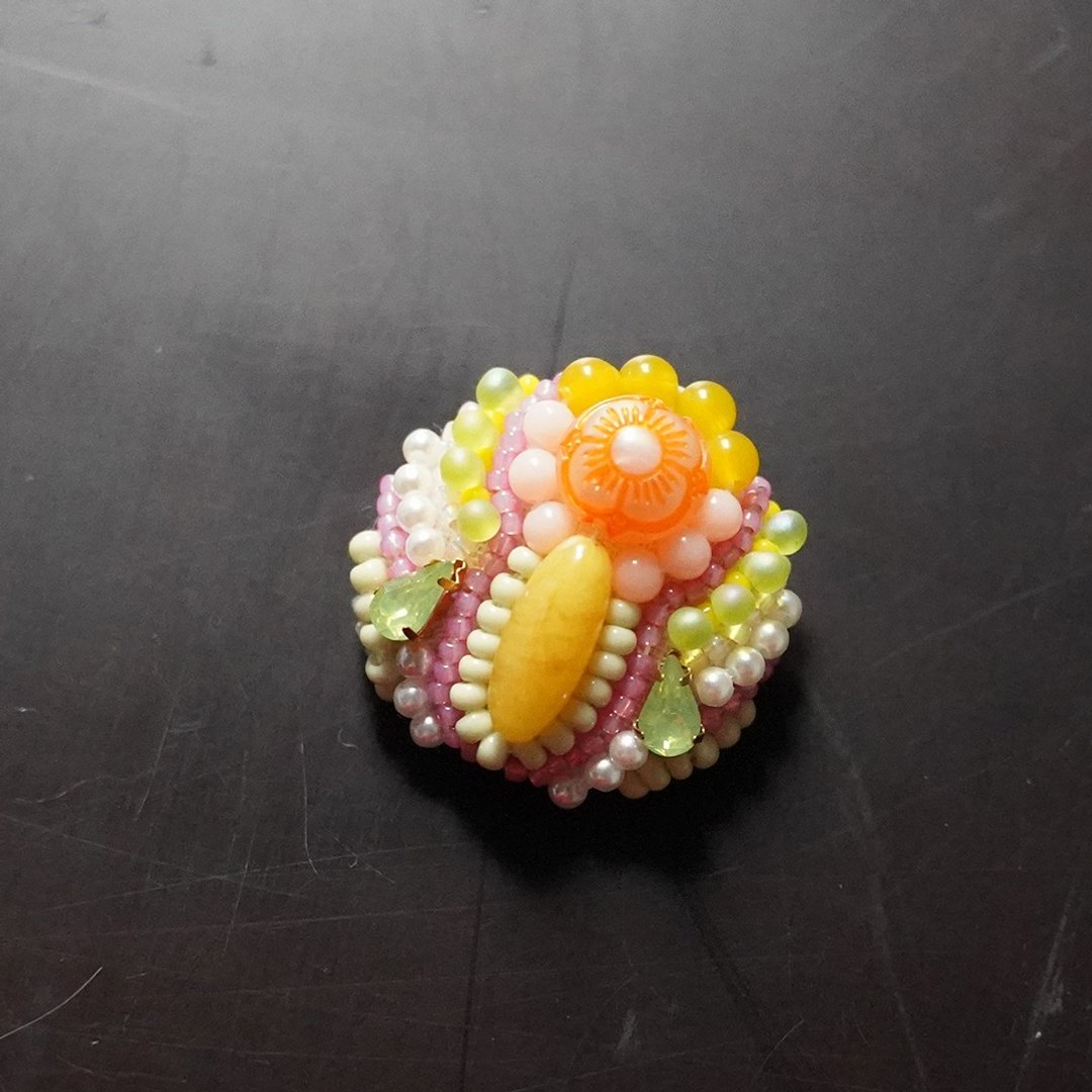 Very light chatty brooch 24 beads embroidery brooch multicolor - 胸针 - 塑料 多色