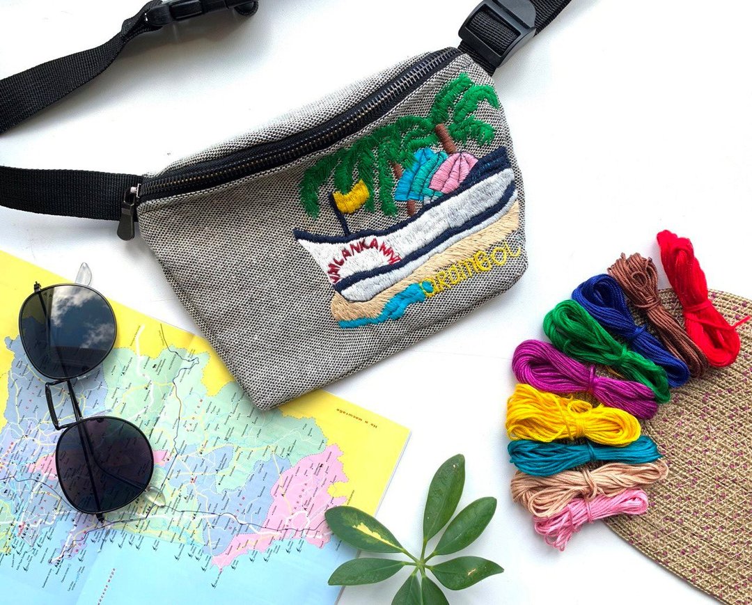 腰包  刺绣腰包 手工刺绣 Hand embroidered fanny pack Hip bag with embroidery Travel bag - 侧背包/斜挎包 - 棉 多色