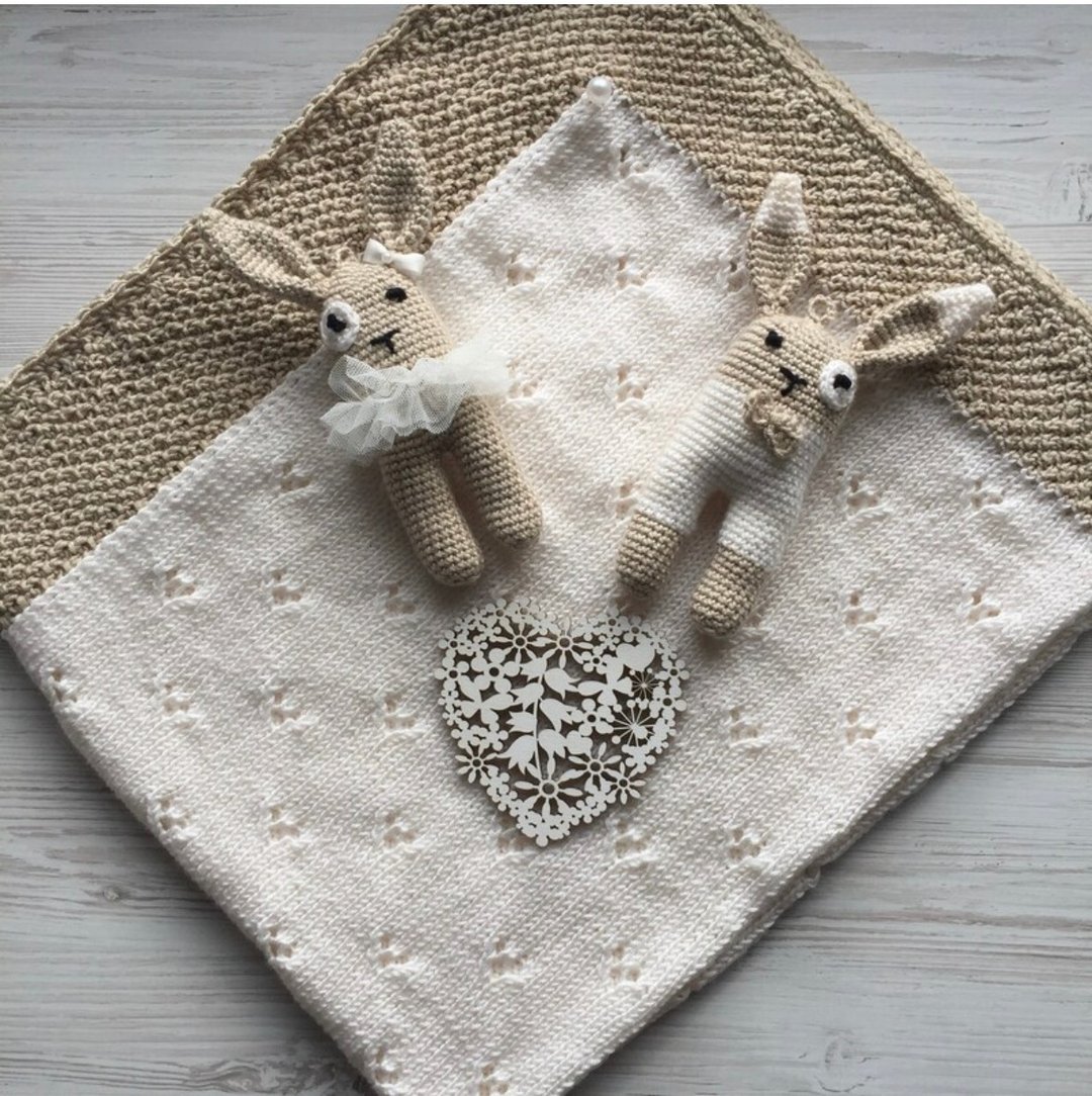 Ivory and beige hand knit blanket with two toys. Take home blanket for baby. - 包屁衣/连体衣 - 其他材质 