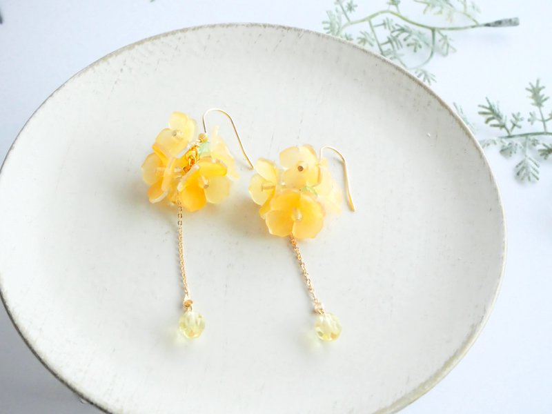 Yellow small flower earrings  rape blossoms - 耳环/耳夹 - 塑料 黄色