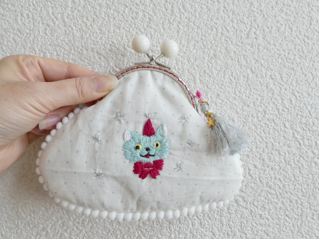 Embroidery sunflower party cat light blue - 化妆包/杂物包 - 棉 白色