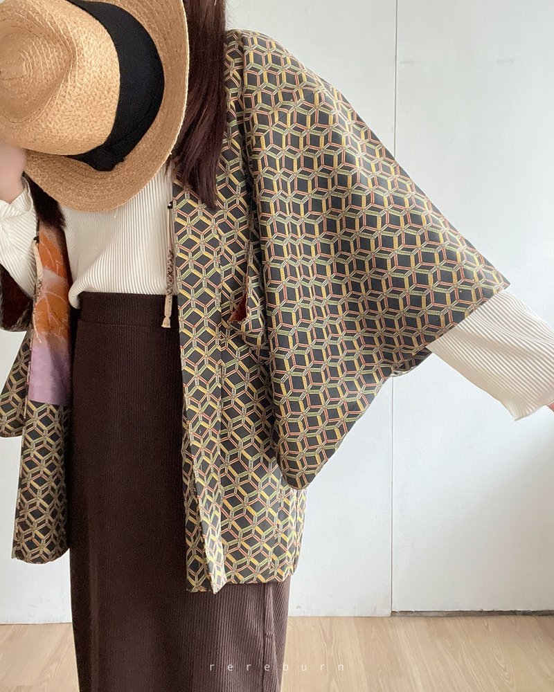 日本制和风印花薄铁灰色古着羽织和服外套 - 女装休闲/机能外套 - 聚酯纤维 黑色