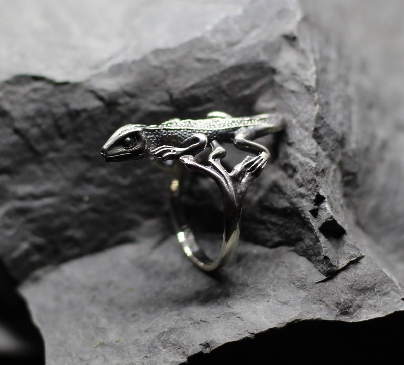 盘踞指尖的蜥蜴造型银饰戒指。任何尺寸皆可。整只蜥蜴的立体造型 - 戒指 - 纯银 银色