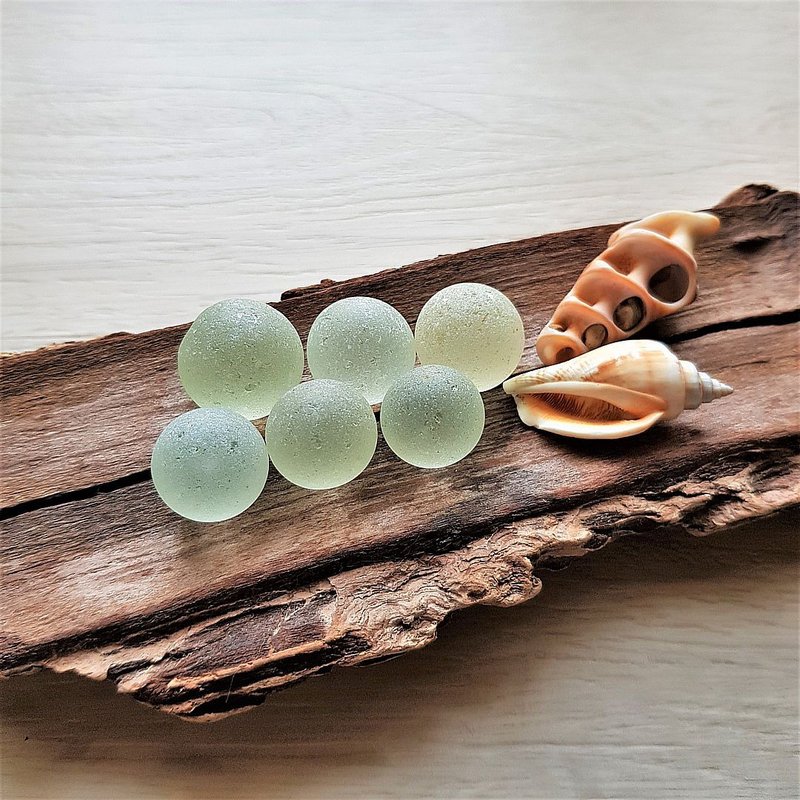 Frosty sea glass. Set of six marbles P045 - 其他 - 玻璃 白色