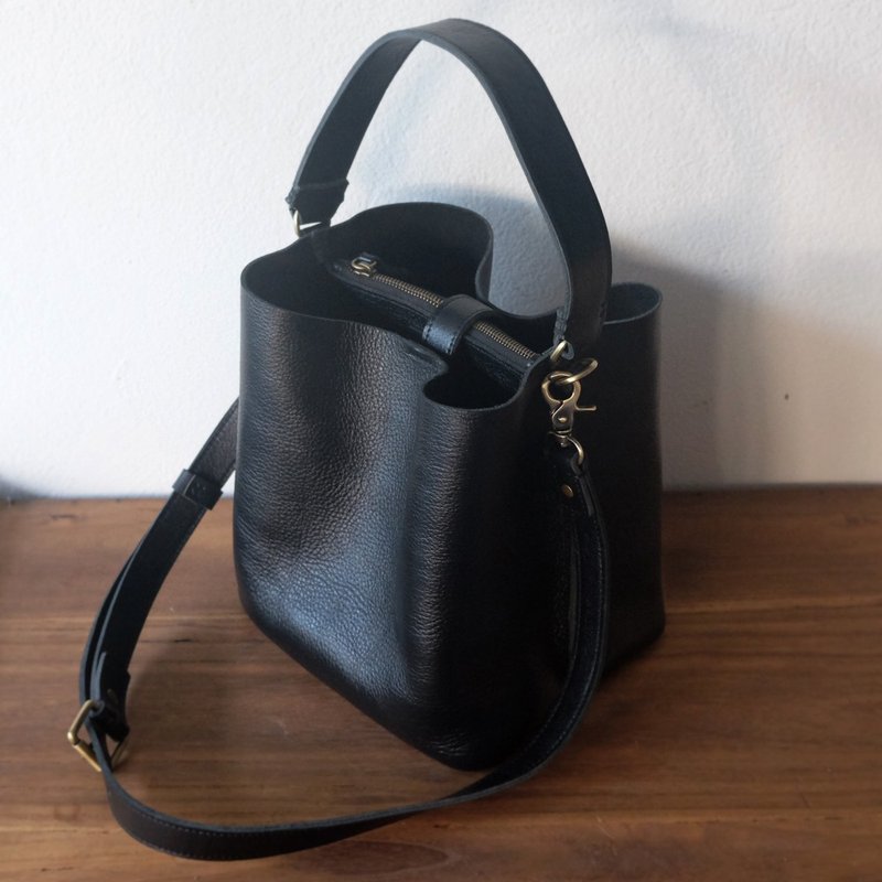 Simple Black Square Bucket / Black Leather Bucket Bag - 侧背包/斜挎包 - 真皮 黑色