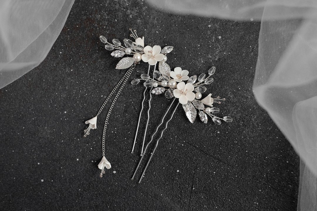 Floral hair pin set with flower fall chain, Cream bridal hairclip and earrings - 发饰 - 粘土 白色