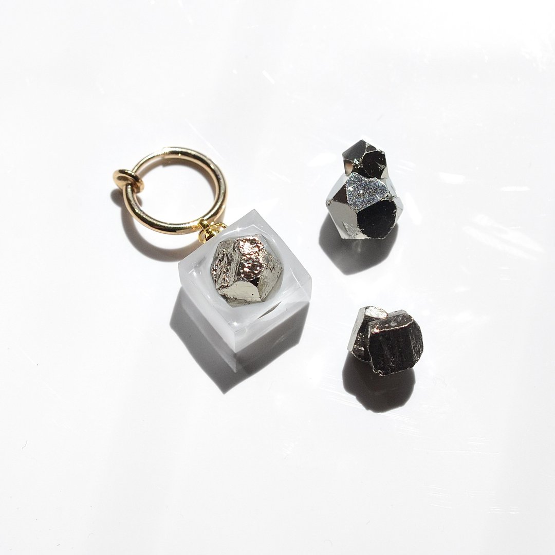Clip-On for one ear Stainless Steel gold color pyrite natural stone Japanese design - 耳环/耳夹 - 树脂 银色