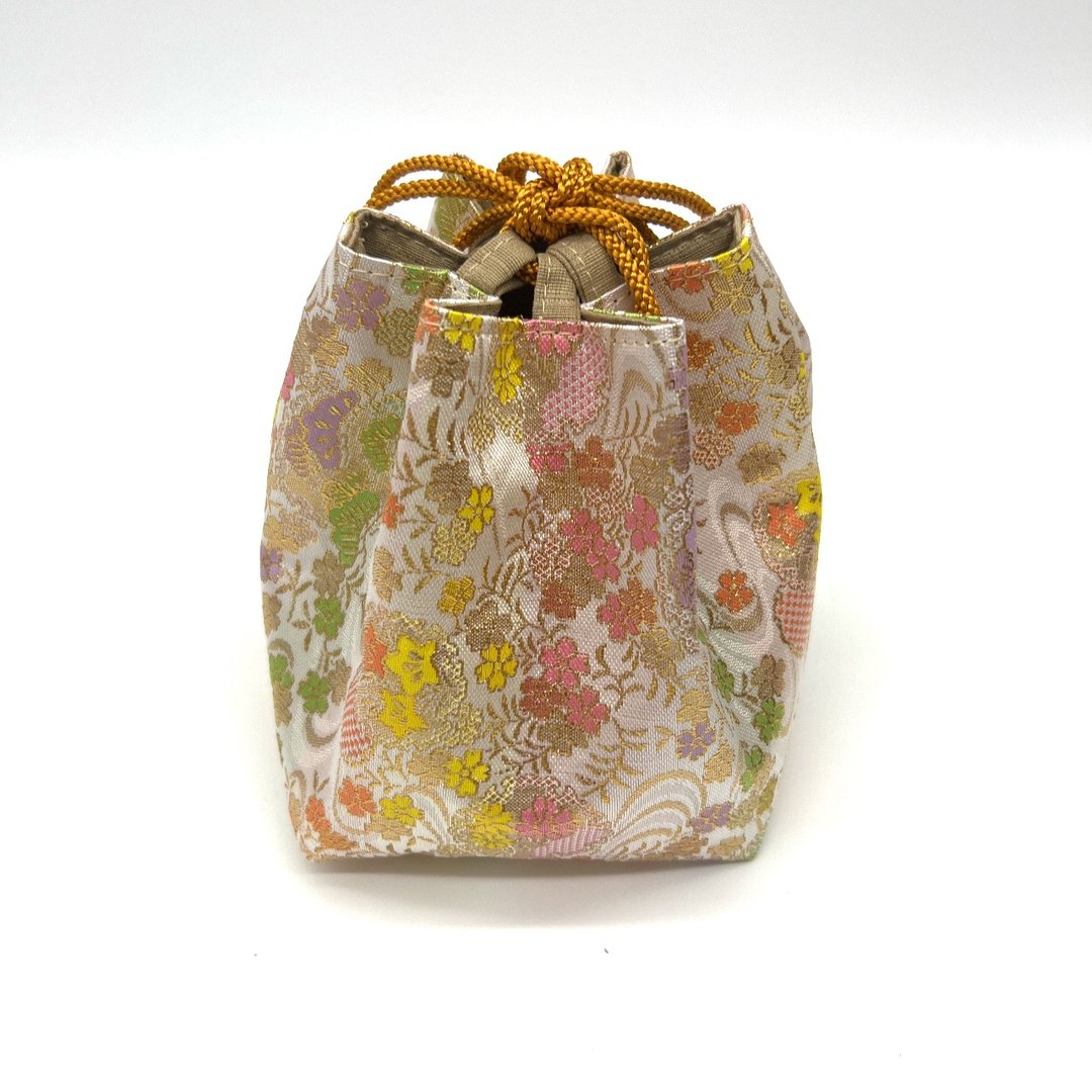 A stylish drawstring bag with a Japanese pattern made from Kyoto Nishijin-ori fabric. - 其他 - 聚酯纤维 白色