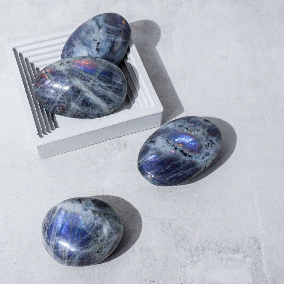 马达加斯加高品级紫光拉长(灰月光) - 摆饰 - 水晶 灰色
