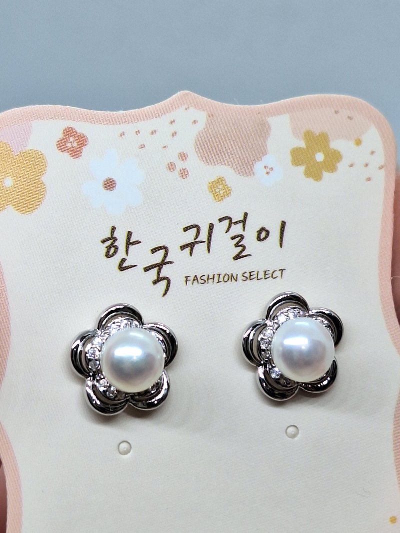 淡水珍珠小花防敏耳针 - 耳环/耳夹 - 珍珠 