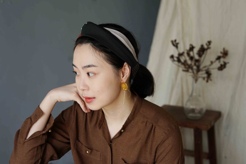 手作-古董钮扣改制-土星环金边垂坠古董耳环-琥珀黄一对 - 耳环/耳夹 - 塑料 黄色