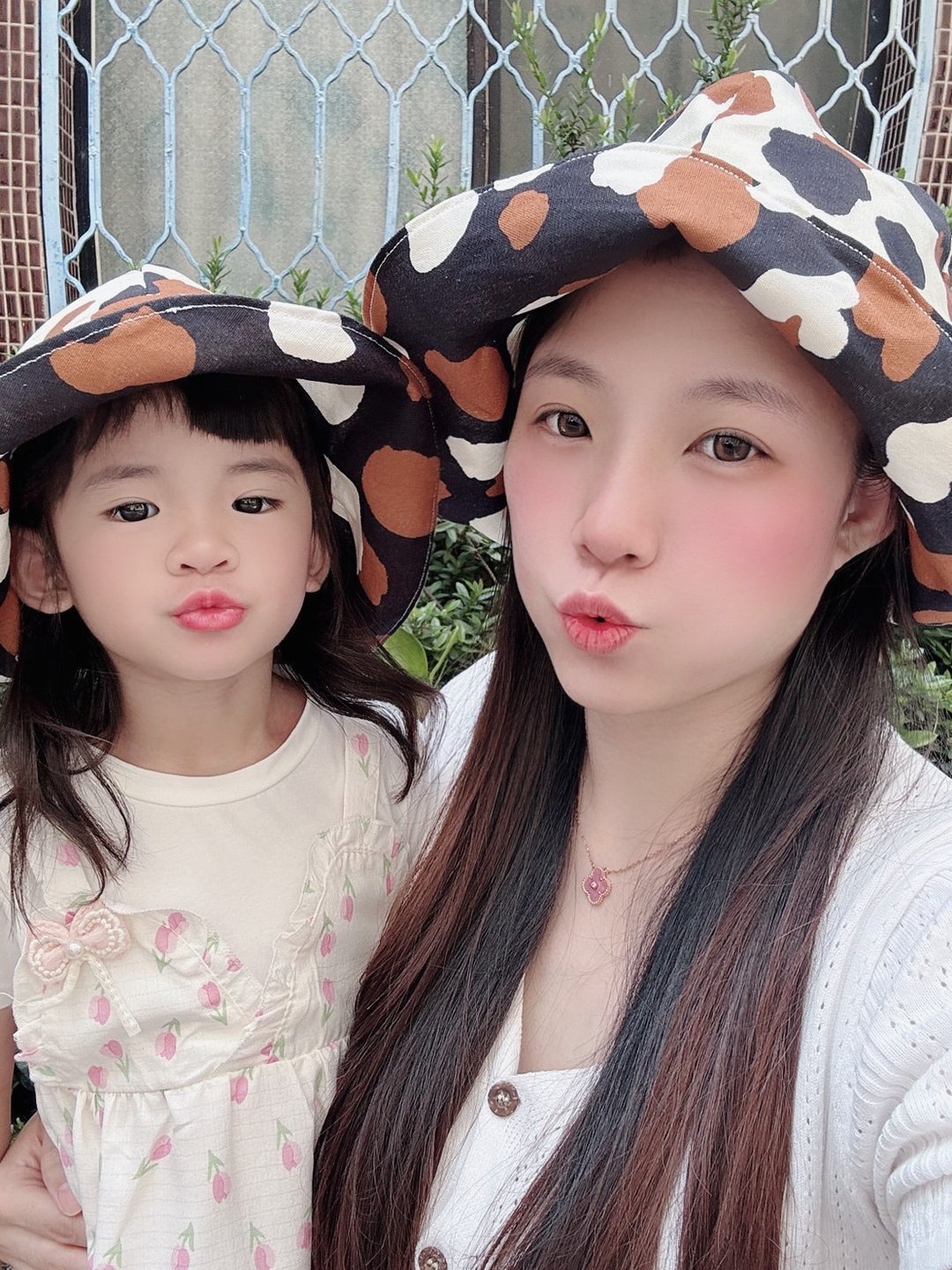Momo乳牛双面花朵帽 亲子帽 手工制作 定制 - 亲子装 - 棉 咖啡色
