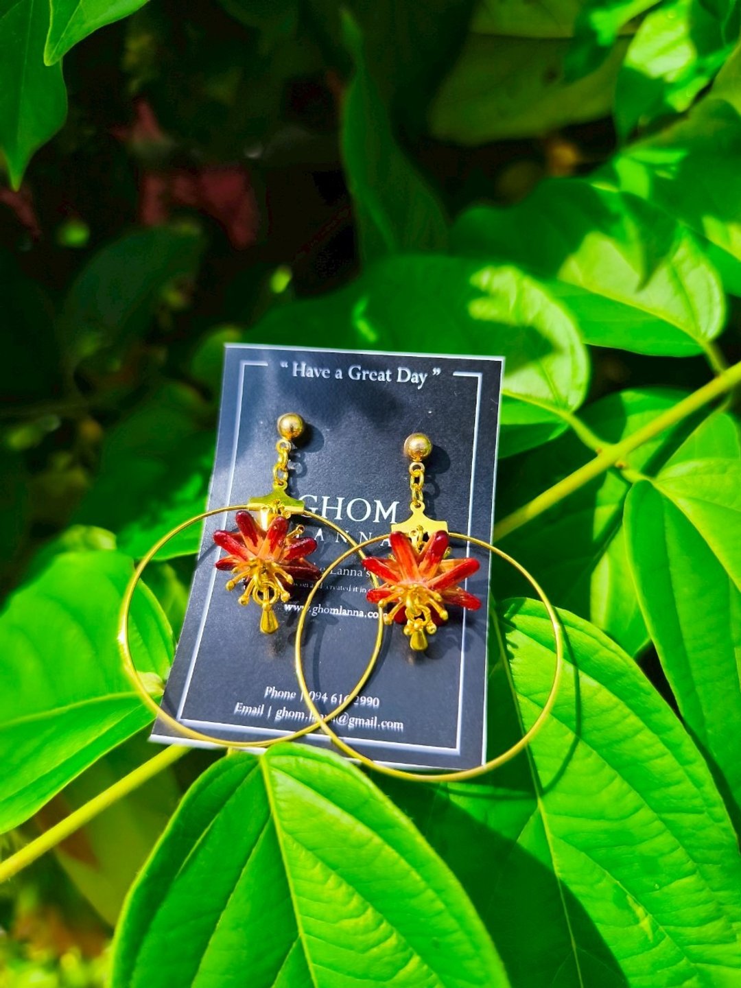 Dok-sailom Dan An Sadok 耳环 1 朵 (ดอกสายลมดั้นอัสดง 1 ดอก) - 耳环/耳夹 - 木头 多色