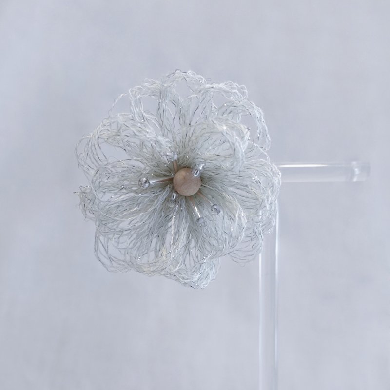 纤纤花・手工刺绣耳环 L / M - 耳环/耳夹 - 棉．麻 白色