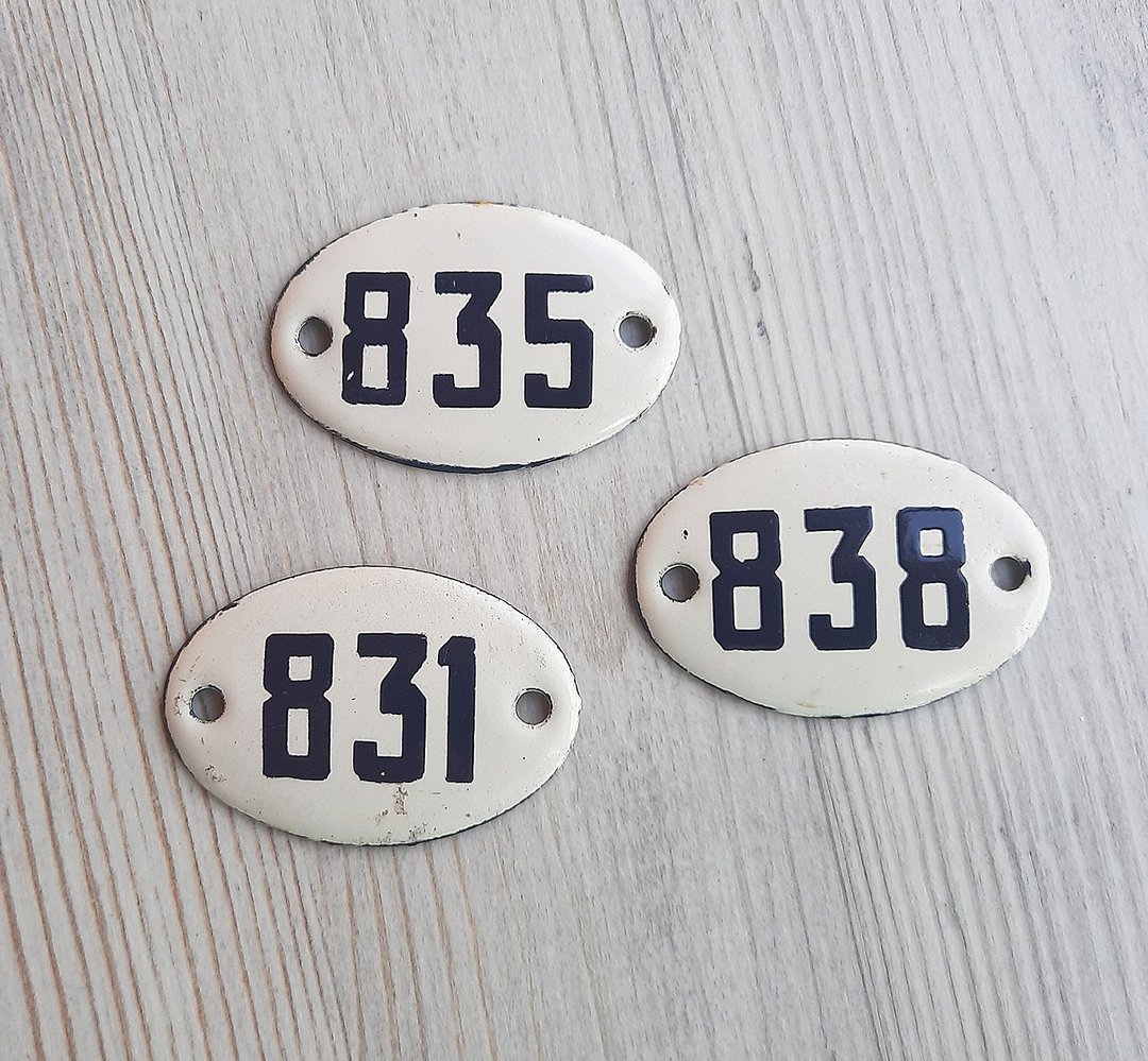 White black address number plate 831 835 838 vintage door sign enamel metal - 门帘/门牌 - 其他金属 白色