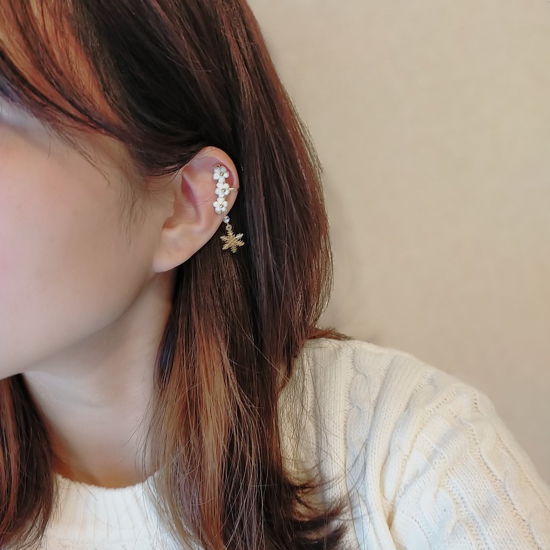 Embroidery thread crochet ear cuff - 耳环/耳夹 - 绣线 白色