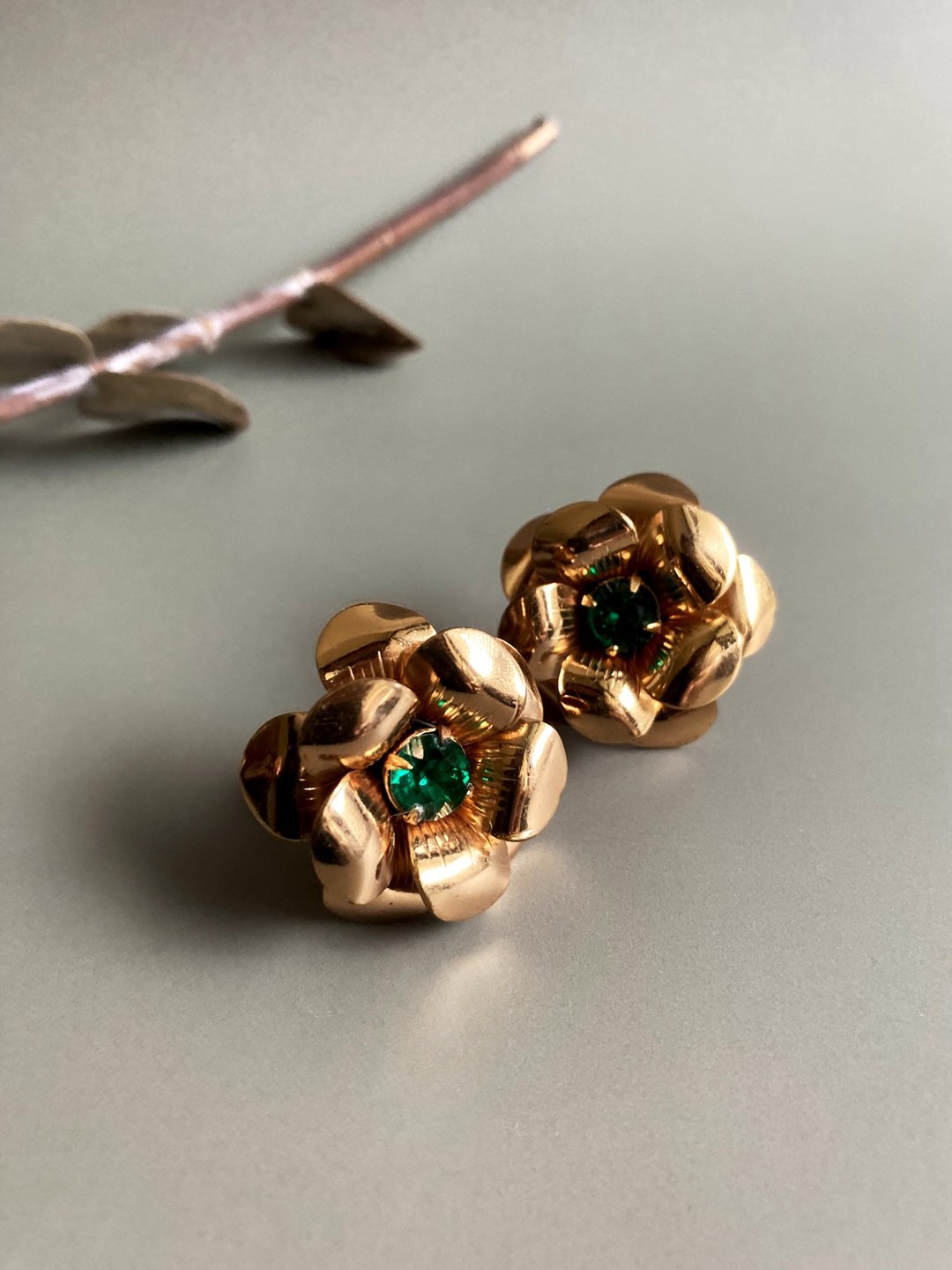 1950s CORO包金祖母绿宝石玫瑰花经典款耳环耳夹 - 耳环/耳夹 - 其他金属 