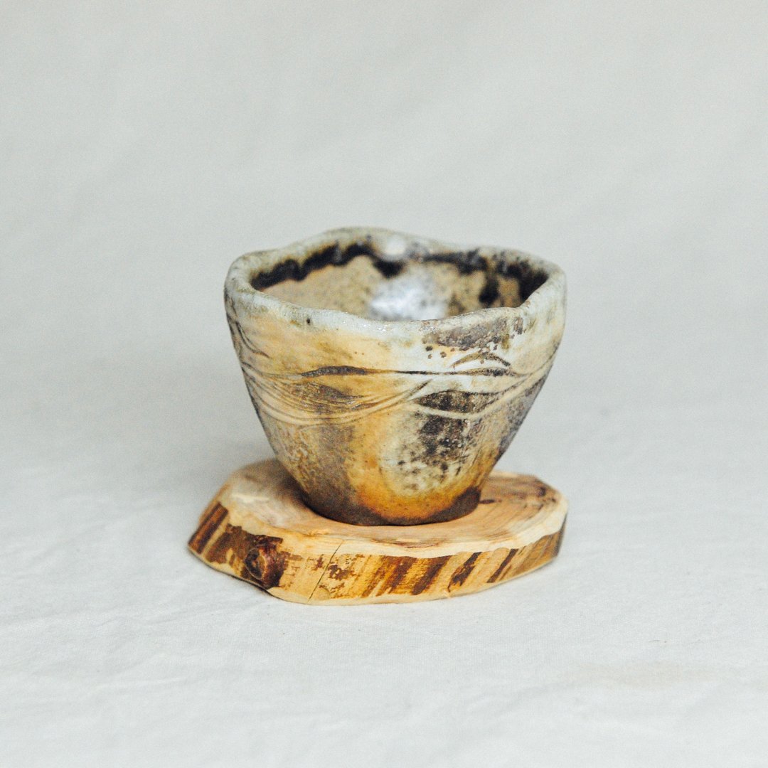 柴烧陶手作。抽象波浪线条小茶杯 - 茶具/茶杯 - 陶 咖啡色