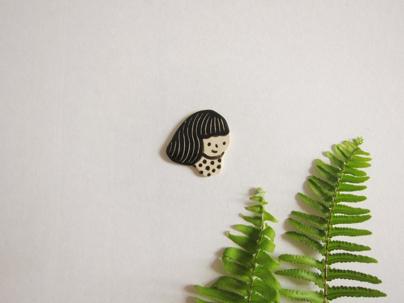 女孩陶胸针 - 花瓶/陶器 - 陶 黑色