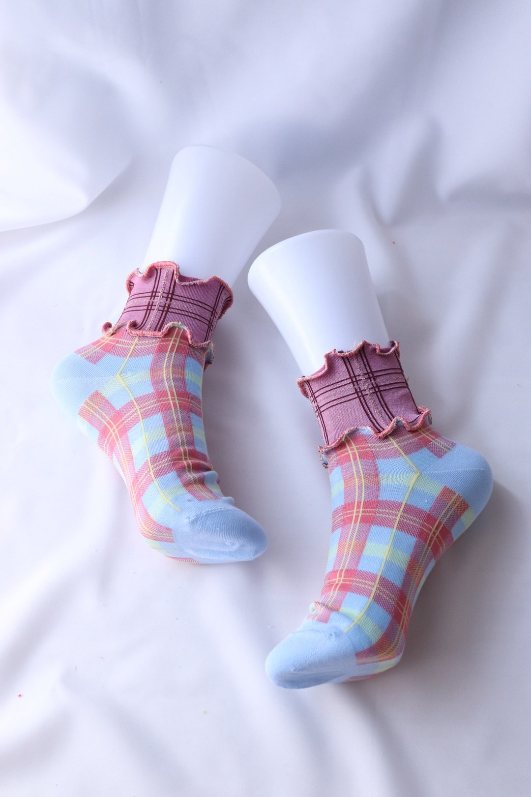粉色×蓝色 格纹 彩色荷叶边袜子 抢眼袜子 个性袜 22.5〜25 女袜 socks - 袜子 - 其他材质 粉红色