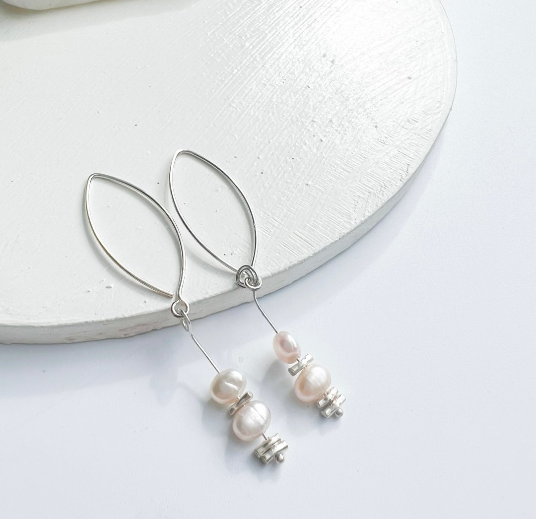 Pearls and silver sprinkles beads dangle earrings (E0166) - 耳环/耳夹 - 纯银 银色