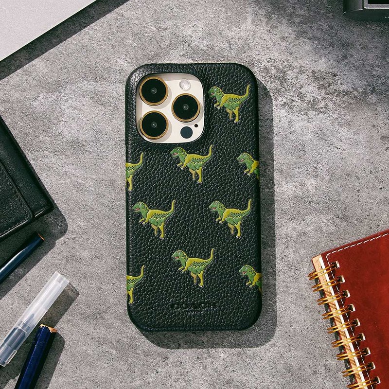 【COACH】iPhone 14系列 精品真皮手机防摔保护壳-小恐龙 - 手机壳/手机套 - 塑料 黑色