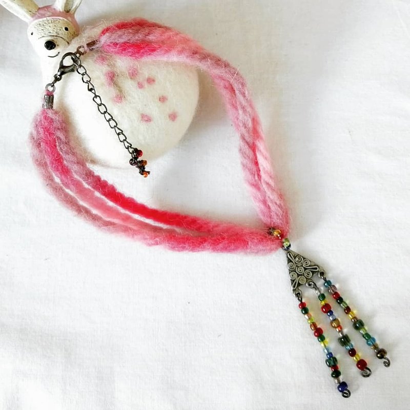 maruna 段染羊毛铜饰片颈链 - 项链 - 羊毛 粉红色