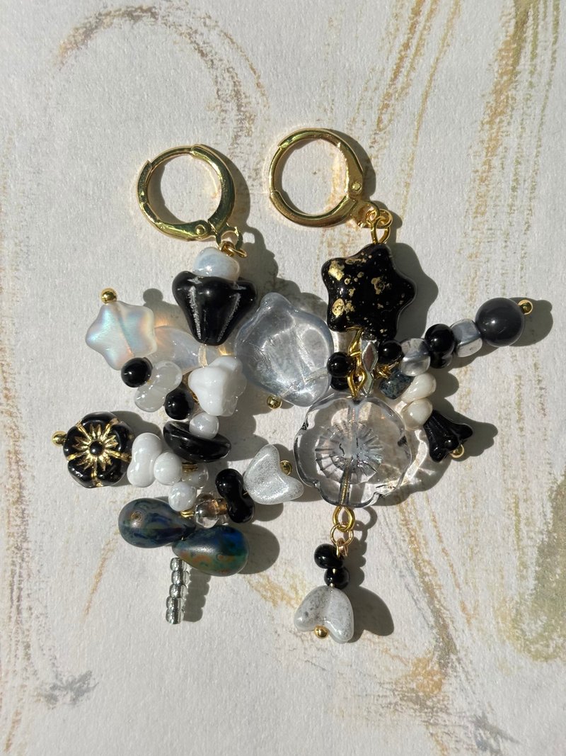 捷克珠不對稱耳飾 花朵耳環 串珠耳環 原創設計 手作耳飾 - 耳环/耳夹 - 玻璃 