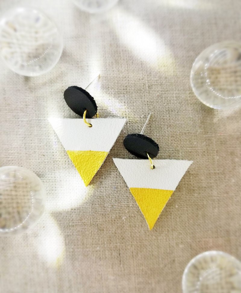 Handmade leather earring white black and gold color - 耳环/耳夹 - 真皮 白色