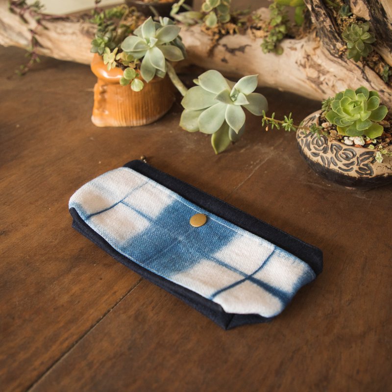 夹染方块。铅笔盒/化妆包/手机袋。天然蓝染 - 化妆包/杂物包 - 棉．麻 蓝色
