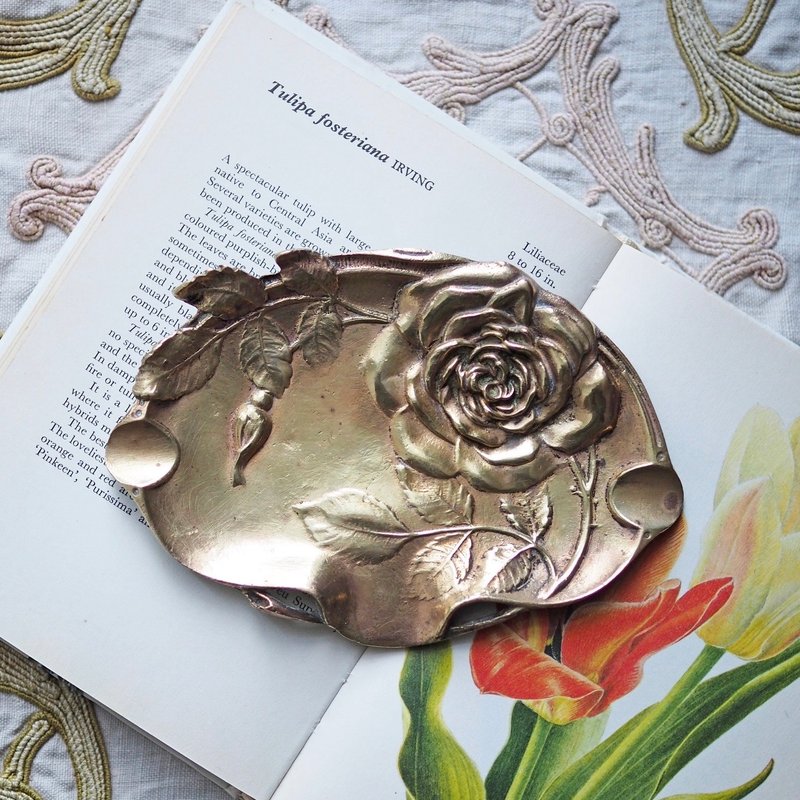 1920年法国 新艺术风格 玫瑰浮雕 铜盘 / 饰物盘 / 烟灰缸 - 摆饰 - 铜/黄铜 金色