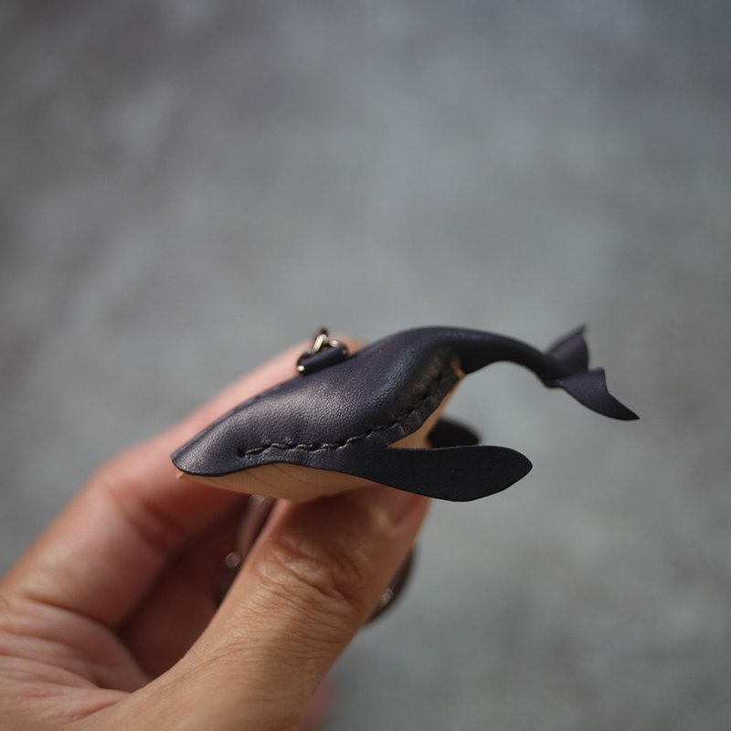 勇往直前的大鱼 深蓝 迷你 鲸鱼 钥匙圈 Whale Key holde - 钥匙链/钥匙包 - 真皮 蓝色