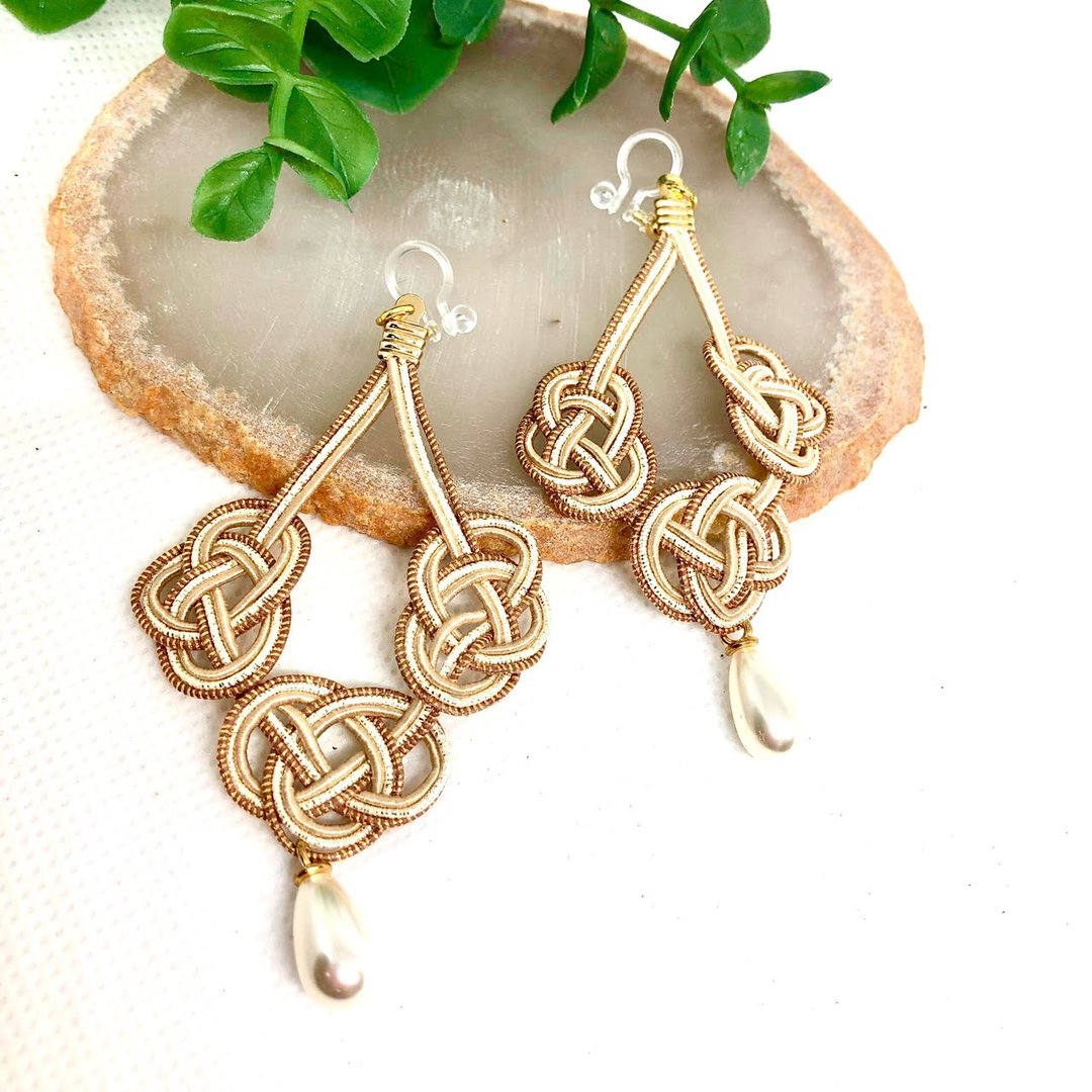 [Japanese tradition] mizuhiki Awaji knot Pearl Mizuhiki that connects the edges - 耳环/耳夹 - 纸 卡其色