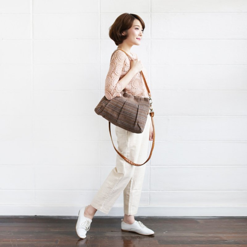 Brown-Blue Cross-body and Shoulder Three Pleat Size L Botanical Dyed Cotton - 侧背包/斜挎包 - 棉．麻 咖啡色