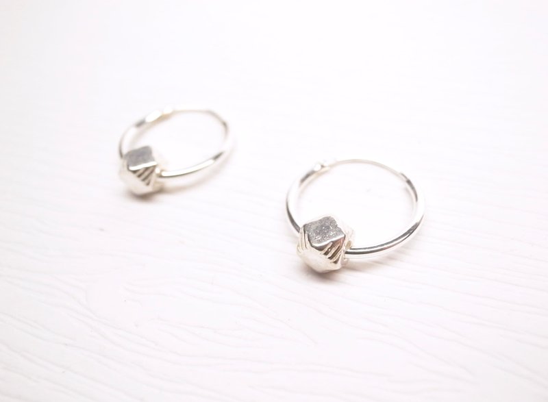 二毛银【细管1.2mm银管个性切面银球耳环-中型】一对 - 耳环/耳夹 - 其他金属 银色